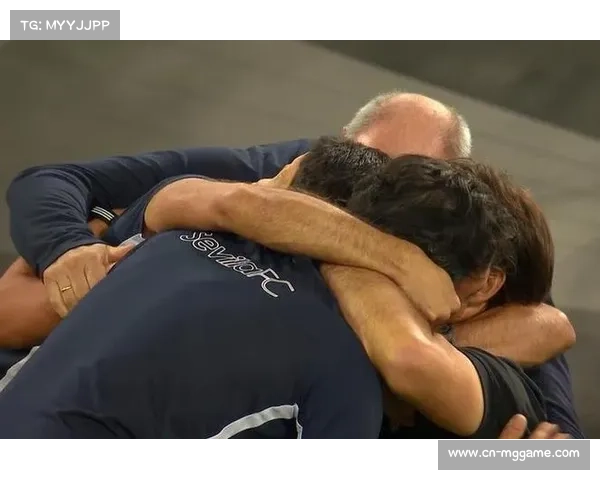 欧联杯决赛终场哨响，索兰克与家人相拥落泪